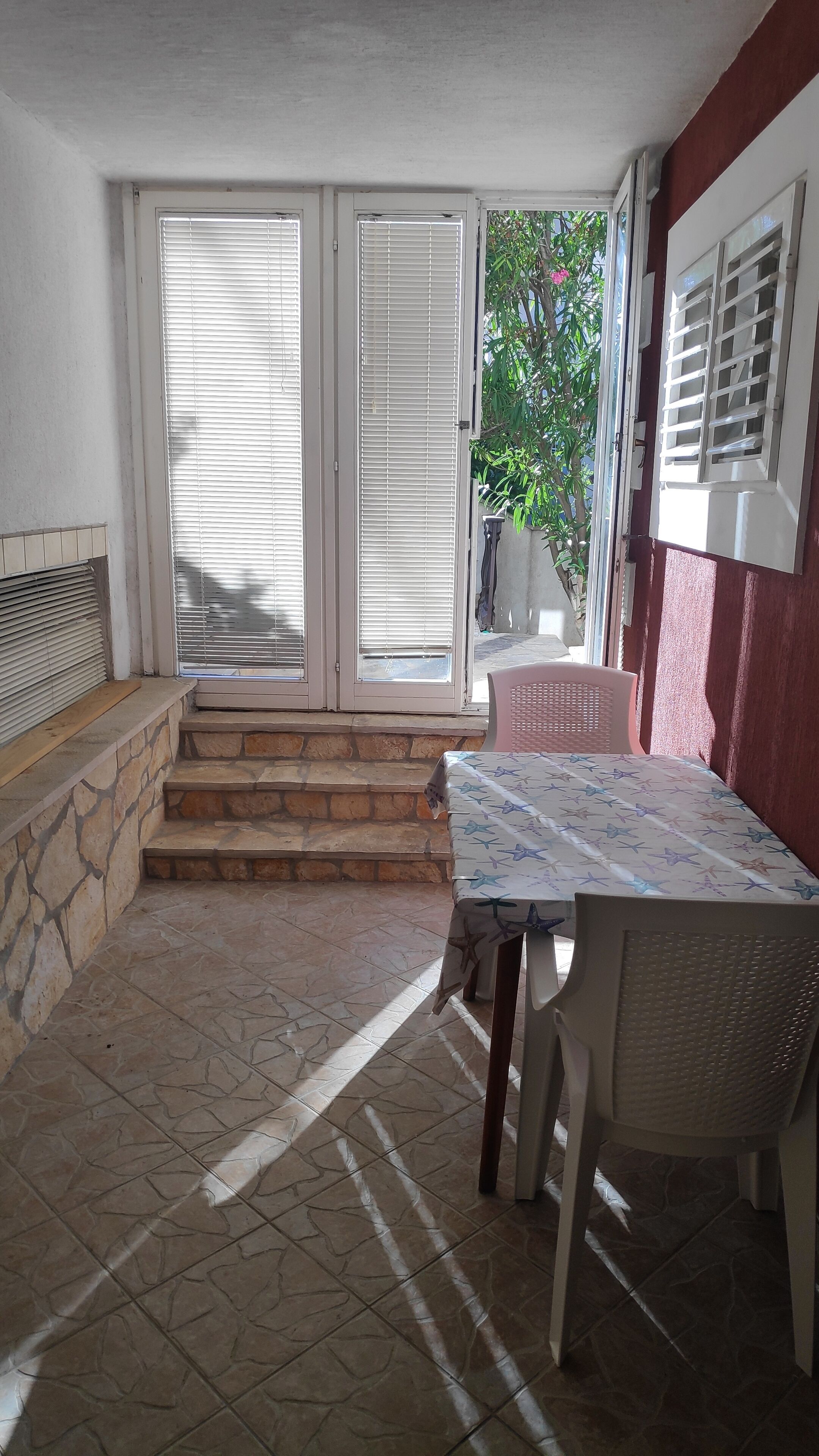 Basic Studio, 1 Queen Bed | Terrace/patio