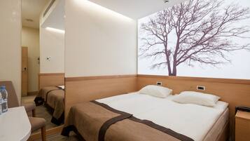 Kamar Double atau Twin Standar | Seprai premium, kedap suara, setrika/meja setrika, dan Wi-Fi gratis