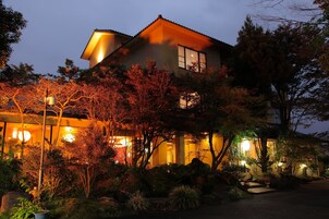 Konaklama yerinin ön cephesi - akşam/gece