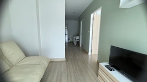 Condo familiar, 2 habitaciones | Área de sala de estar | Televisión LCD 