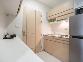 Frigorífico grande, microondas, placa de cocina y cafetera o tetera