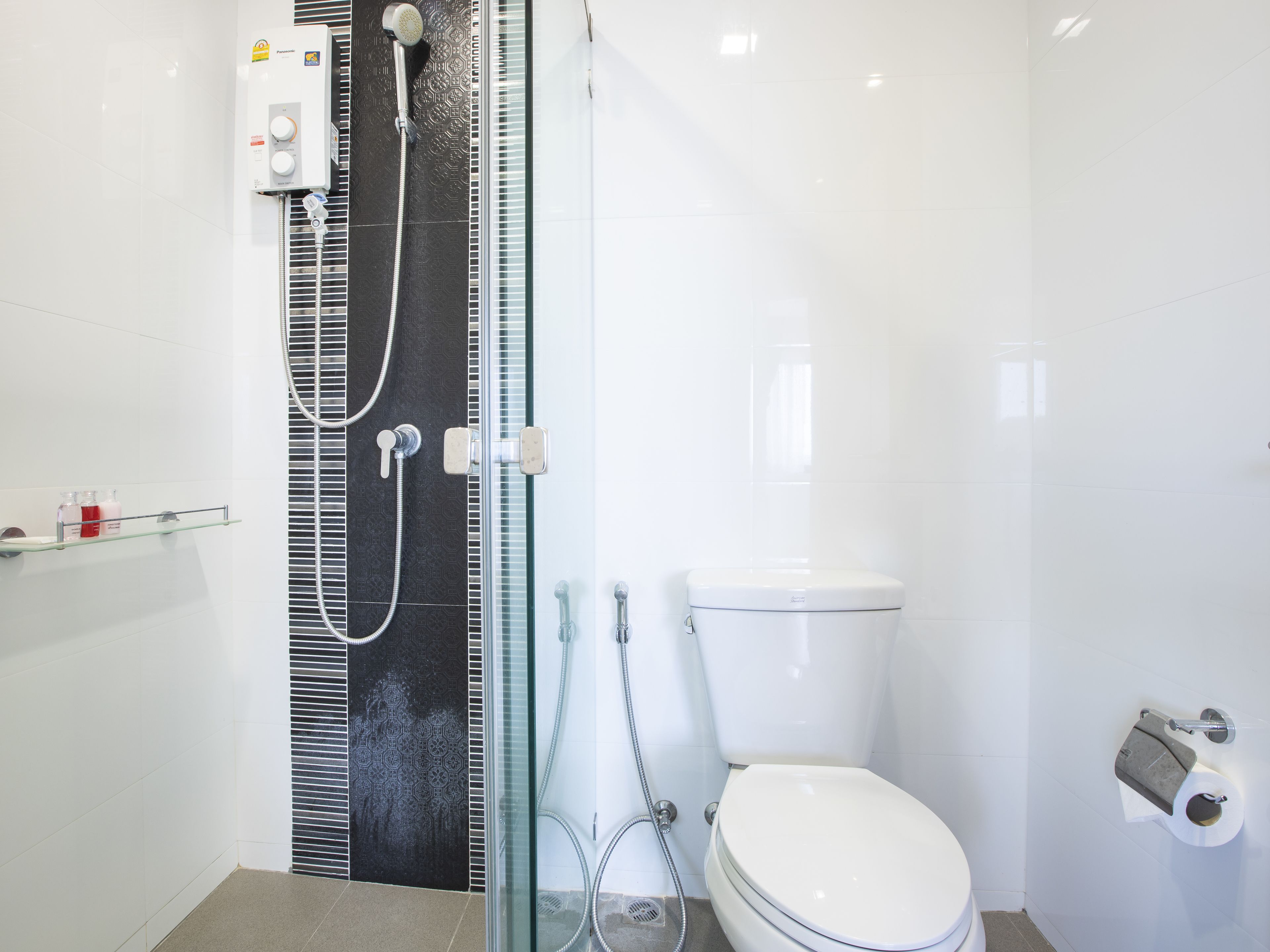 Dusche, kostenlose Toilettenartikel, Haartrockner, Handtücher