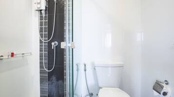 Dusche, kostenlose Toilettenartikel, Haartrockner, Handtücher