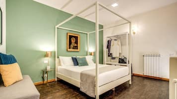 Deluxe-Dreibettzimmer | Hochwertige Bettwaren, Zimmersafe, Schreibtisch, schallisolierte Zimmer