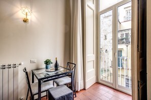 Deluxe Triple Room | Living area - Casa Hosteno (Naples)