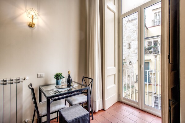 Habitación triple Deluxe | Área de sala de estar | Smart TV y Netflix 