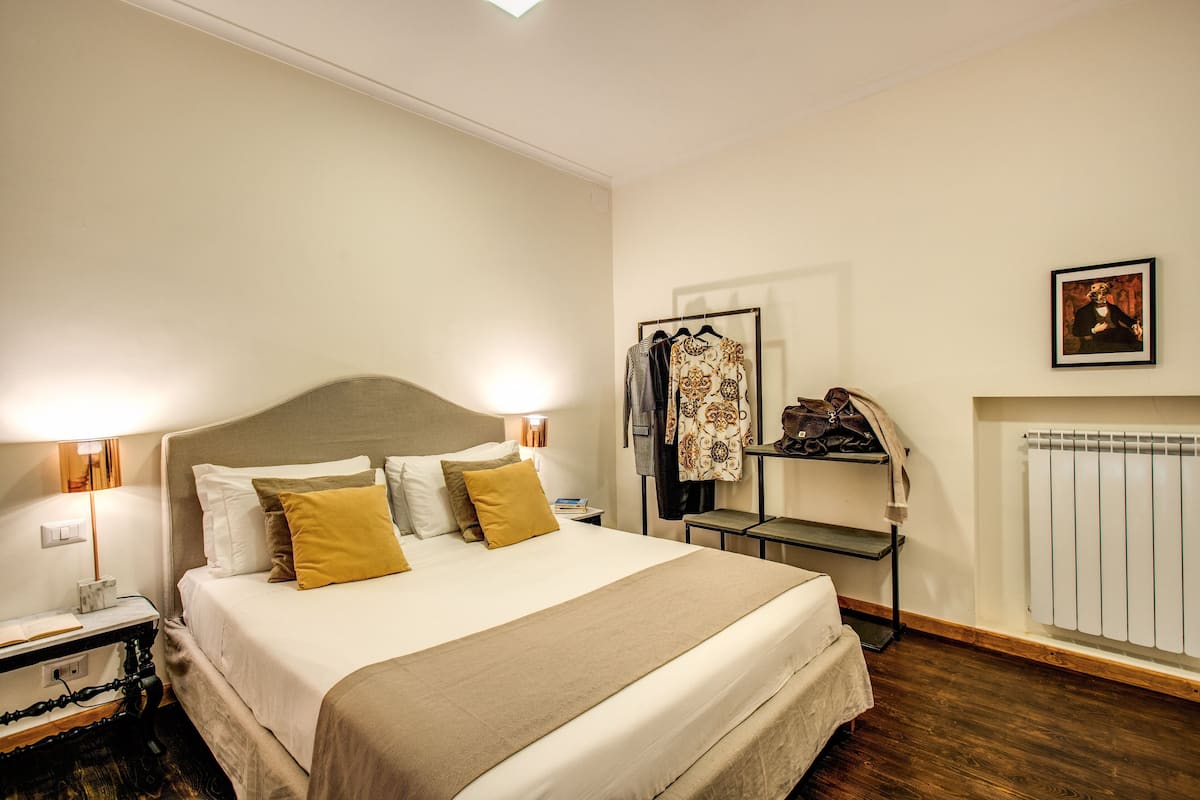 Ropa de cama de alta calidad y caja de seguridad en la habitación