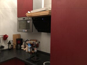 Geladeira, micro-ondas, cooktop, chaleira elétrica