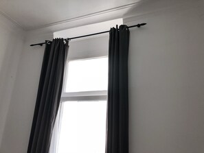 A room with a window, a curtain rod, and a curtain. - Ferienwohnung Bankwitz (Cologne)