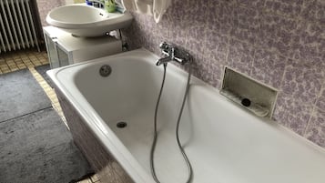 Bathtub, towels