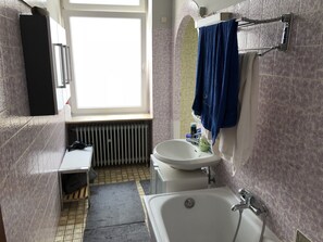 Bathtub, towels - Ferienwohnung Bankwitz (Cologne)