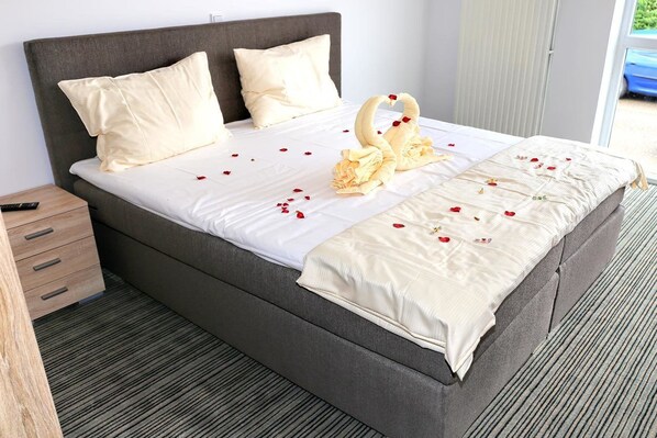 Quarto casal | Escrivaninha, quartos à prova de som, berços (sobretaxa)