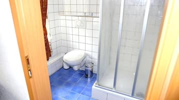 Double Room | Bathroom | Shower, free toiletries, hair dryer