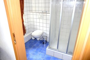 Doppelzimmer | Badezimmer | Dusche, kostenlose Toilettenartikel, Haartrockner