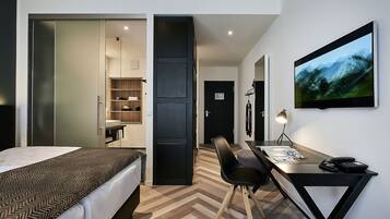 Roupas de cama antialérgicas, cofres nos quartos, escrivaninha