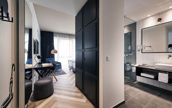 Ropa de cama hipoalergénica y caja de seguridad en la habitación 