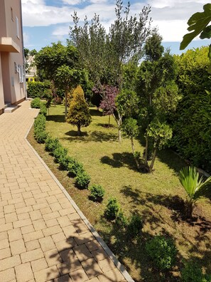 Courtyard - Apartments Dunja Malinska (Malinska-Dubasnica)