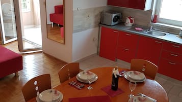 Lägenhet | Duntäcken, skrivbord, ljudisolering och strykjärn/strykbräda