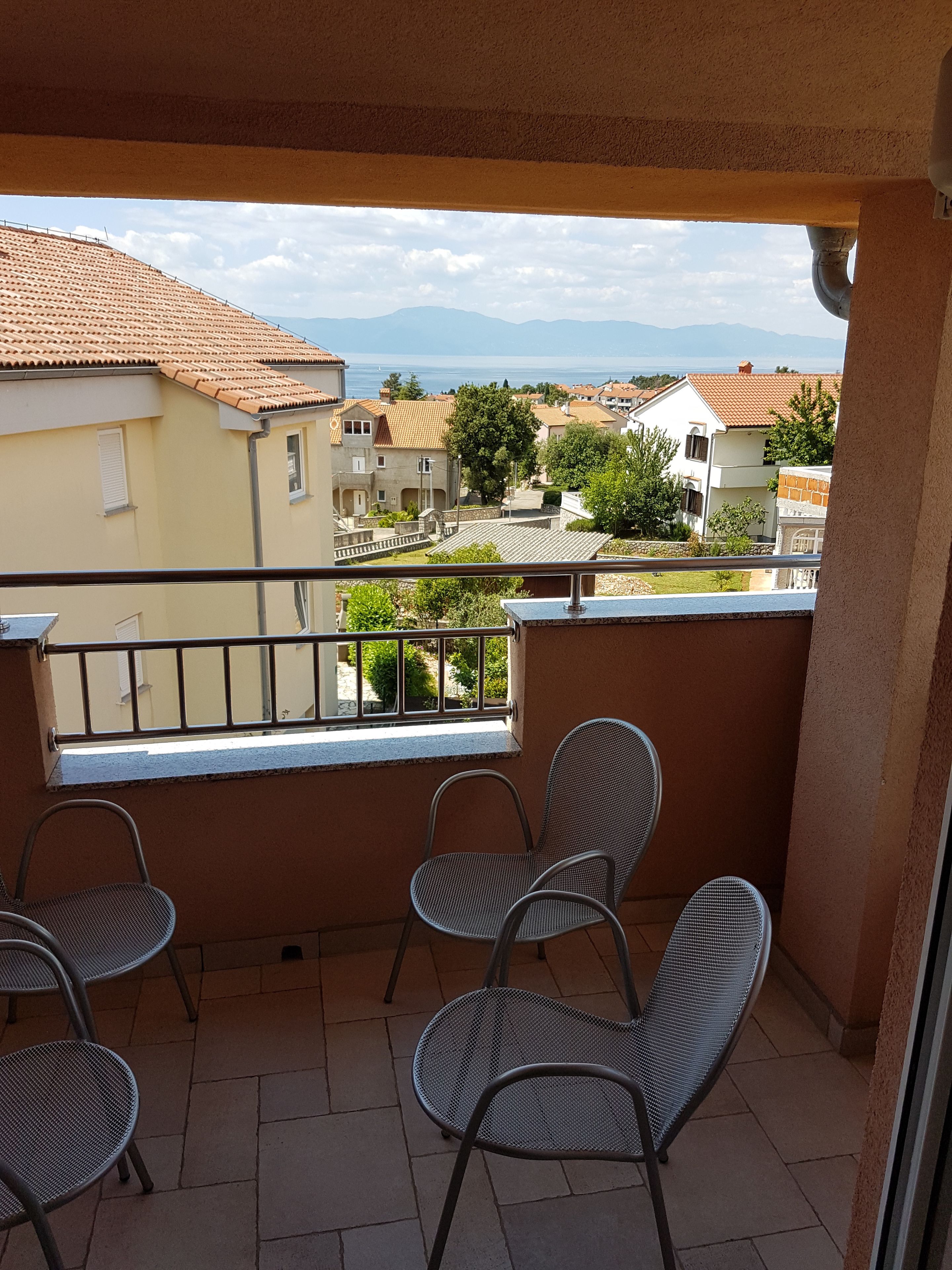 Leilighet | Dundyner, skrivebord, lydisolert og strykejern/-brett