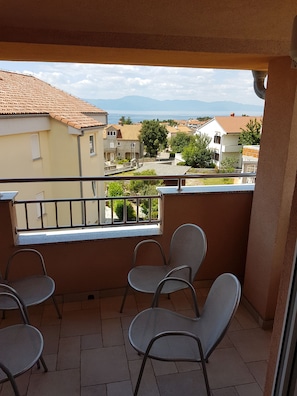 Apartment | Down comforters, desk, soundproofing, iron/ironing board - Apartments Dunja Malinska (Malinska-Dubasnica)