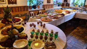 A buffet table with various food items and drinks. - Hotel Forsthaus Luchsenburg (Ohorn)