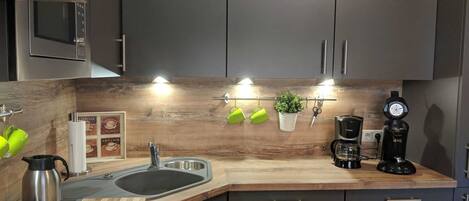 Réfrigérateur, micro-ondes, four, lave-vaisselle