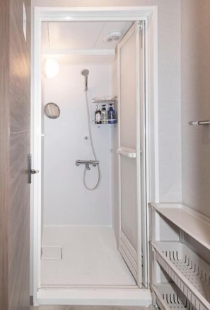 Pengering rambut, selipar, bidet 