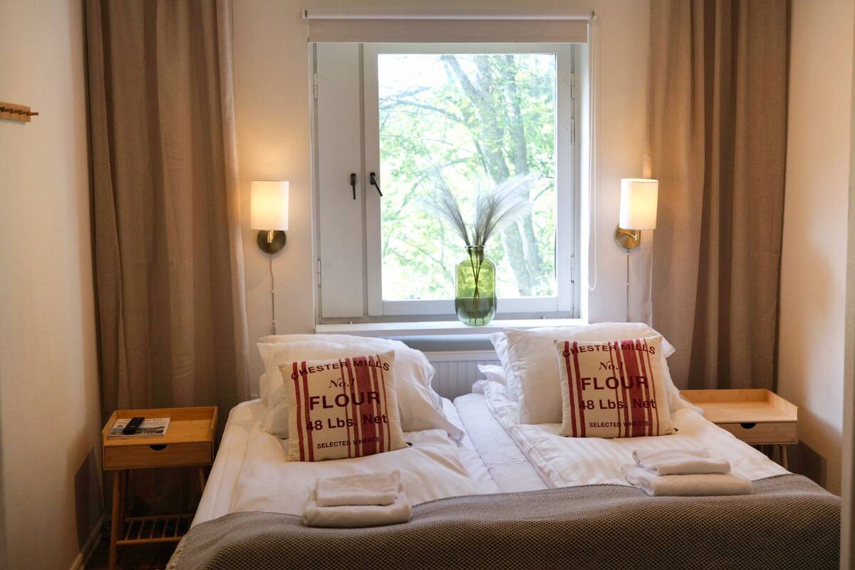 1 bedroom, hypo-allergenic bedding, iron/ironing board, free WiFi