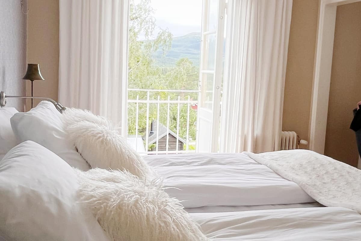 junior suite | 1 bedroom, hypo-allergenic bedding, iron/ironing board, free wifi