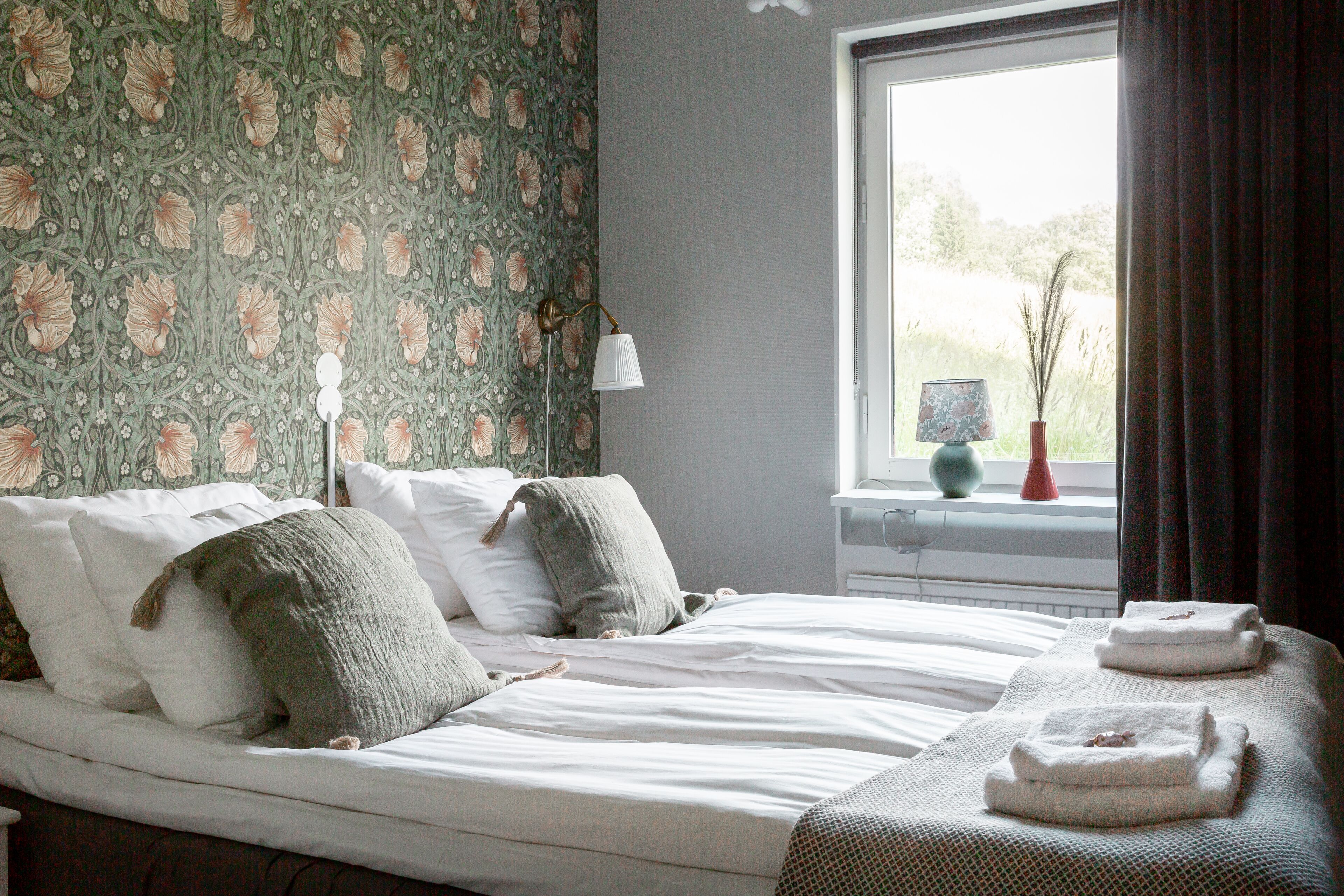 ملاءات للفراش لا تسبب الحساسية ومكواة/لوح كي وواي فاي مجانًا