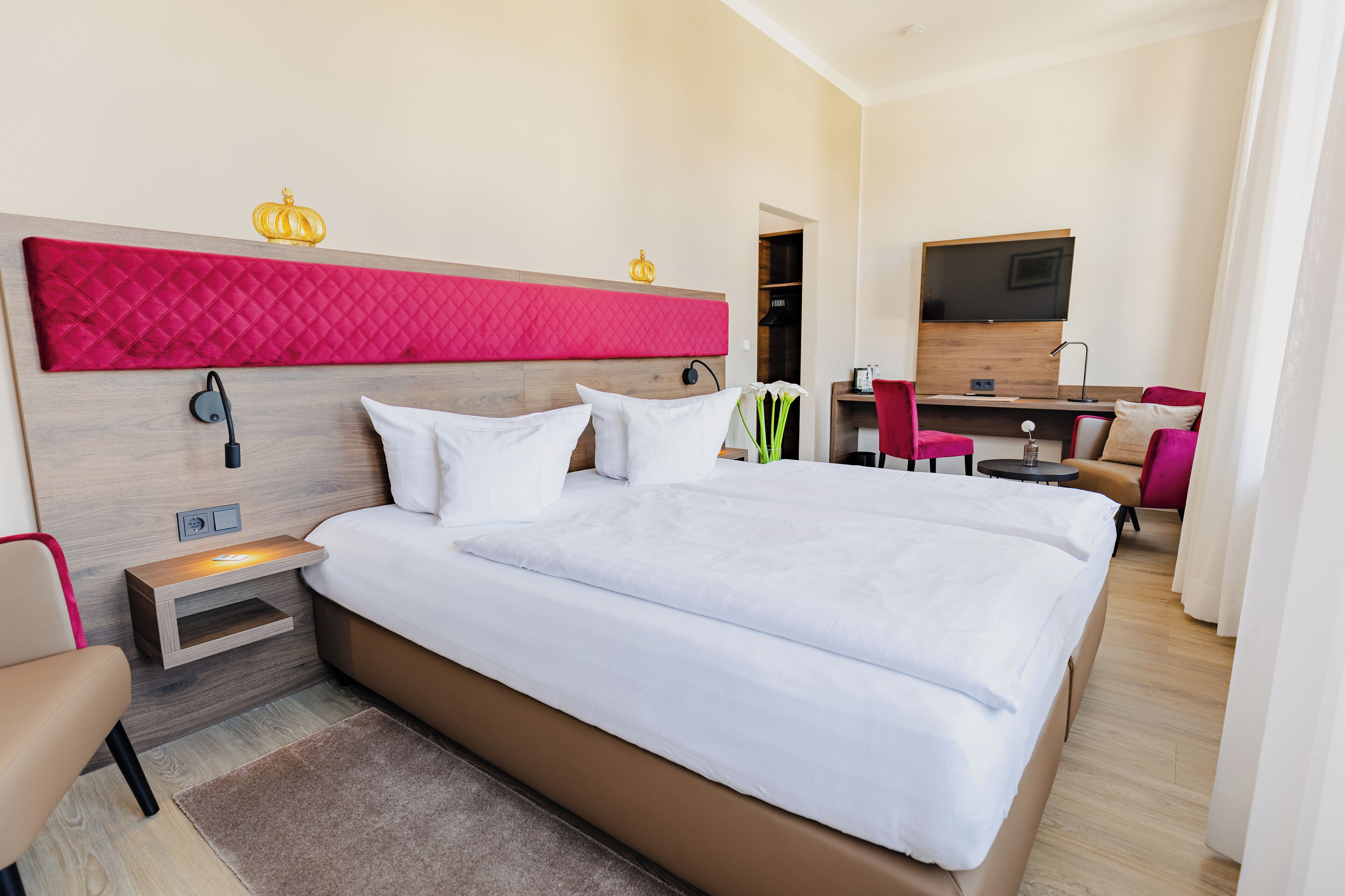 double room | hypo-allergenic bedding, minibar, desk, blackout curtains