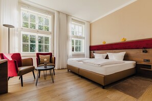 Double Room | Hypo-allergenic bedding, minibar, desk, blackout curtains - Hotel zur Fürstabtei (Herford)