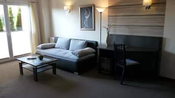 Habitación doble Confort | Sala de estar | Televisión de plasma