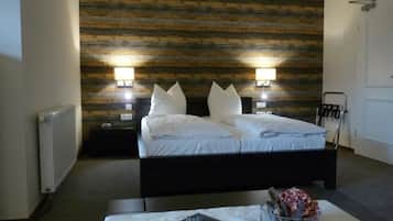 Habitación doble Confort | Ropa de cama hipoalergénica, decoración personalizada y escritorio