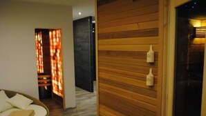 Ein modernes Zimmer mit einer Holzwand, einem Bett mit weißem Kopfteil und Holzboden.