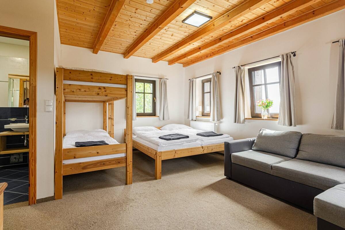 Quadruple Room (No. 9) | Blackout drapes, soundproofing, WiFi (free), bed sheets