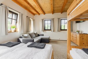 Quadruple Room (No. 9) | Blackout curtains, soundproofing, free WiFi, bed sheets