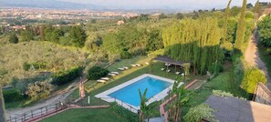 En säsongsöppen utomhuspool