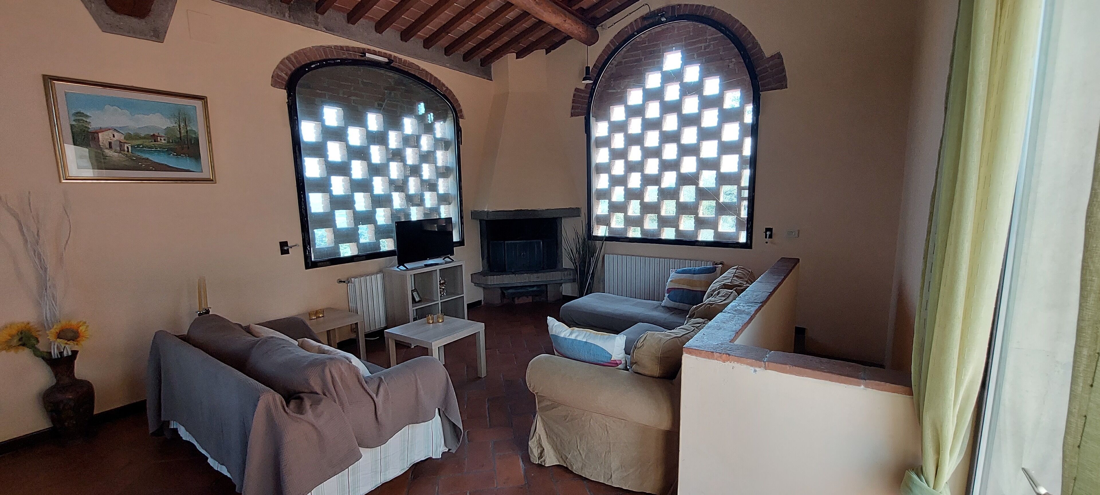 Una sala de estar acogedora con dos sofás, un televisor y una chimenea.