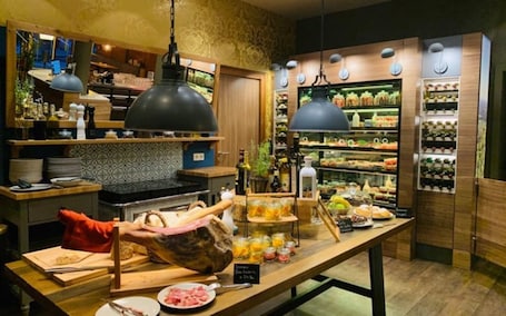 Restaurant. Bacchus Hotel