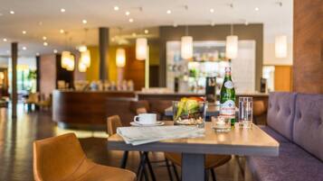 TĂ€gliches groĂes FrĂŒhstĂŒck (23 EUR pro Person)