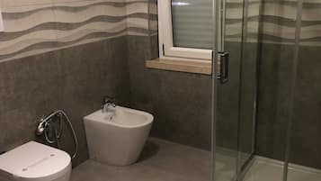 Quarto casal clássico | Banheiro | Chuveiro, chuveiro com efeito de chuva, secador de cabelo, chinelos