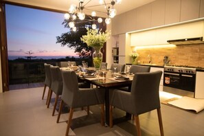 Villa de lujo, 4 habitaciones, vista al océano, frente al mar | Servicio a la habitación