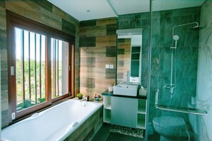 Villa de lujo, 4 habitaciones, vista al océano, frente al mar | Baño | Tina y regadera independientes, tina profunda, regadera tipo lluvia 
