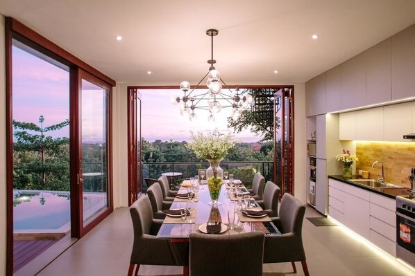 Villa de lujo, 4 habitaciones, vista al océano, frente al mar | Cocina privada | Refrigerador con congelador, microondas, horno y parrilla de estufa 