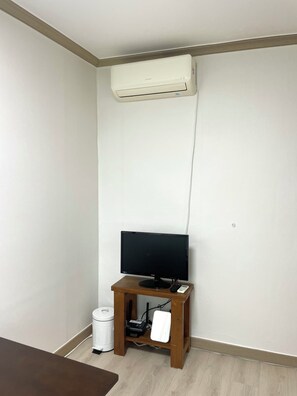 Double Room | Blackout drapes, free WiFi, bed sheets