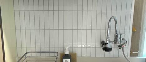 Refrigerador, microondas, utensilios de cocina y congelador