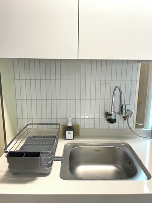 Refrigerador, microondas, utensilios de cocina y congelador 