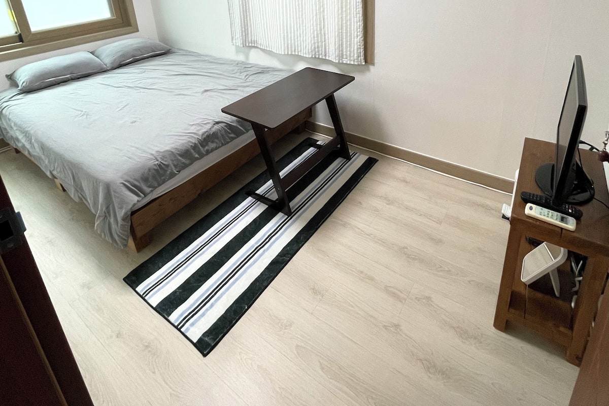 Doppelzimmer | Verdunkelungsvorhänge, kostenloses WLAN, Bettwäsche