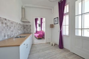 Apartamento exclusivo, 1 cama de matrimonio con sofá cama, cocina básica, vistas a la ciudad | Zona de estar